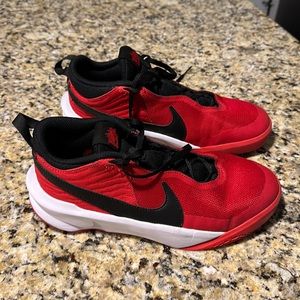 Nike Boys' Team Hustle D 10 Basketball Shoes 7Y Red and Black